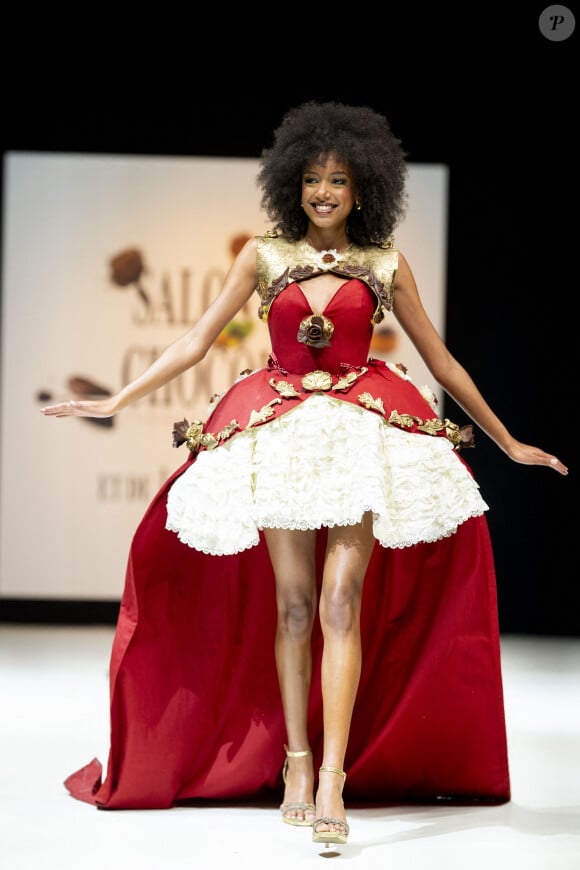 Julie Dupont, Miss Ile-de-France 2024, a également défilé sur scène dans une magnifique robe rouge et blanche. 
Julie Dupont - Défilé d'ouverture du salon du chocolat 2024 à Paris porte de Versailles en faveur de l'association Mécénat Chirurgie Cardiaque le 29 octobre 2024. © Perusseau-Veeren/Bestimage