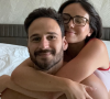 Il s'agit d'un charmant brun au corps d'athlète. 
Agathe Auproux présente son fiancé et futur mari, charmant brun au corps d'athlète.