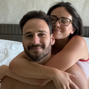 Il s'agit d'un charmant brun au corps d'athlète. 
Agathe Auproux présente son fiancé et futur mari, charmant brun au corps d'athlète.