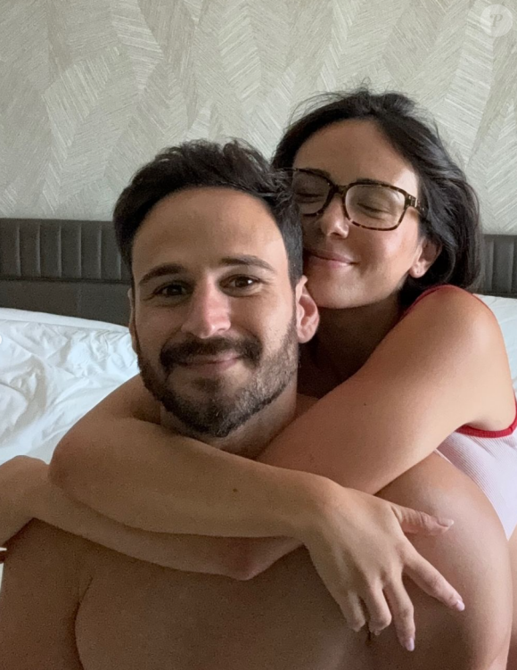 Il s'agit d'un charmant brun au corps d'athlète. 
Agathe Auproux présente son fiancé et futur mari, charmant brun au corps d'athlète.