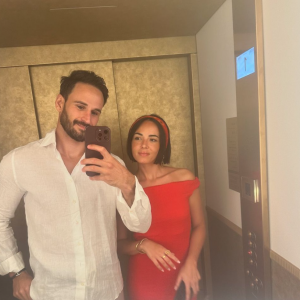 Il s'appelle Maxence Picardet et évolue comme rugbyman à Nice.
Agathe Auproux présente son fiancé et futur mari, charmant brun au corps d'athlète.