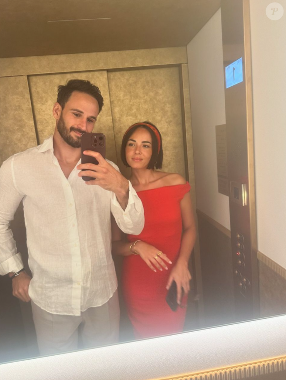 Il s'appelle Maxence Picardet et évolue comme rugbyman à Nice.
Agathe Auproux présente son fiancé et futur mari, charmant brun au corps d'athlète.