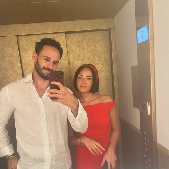 Il s'appelle Maxence Picardet et évolue comme rugbyman à Nice.
Agathe Auproux présente son fiancé et futur mari, charmant brun au corps d'athlète.