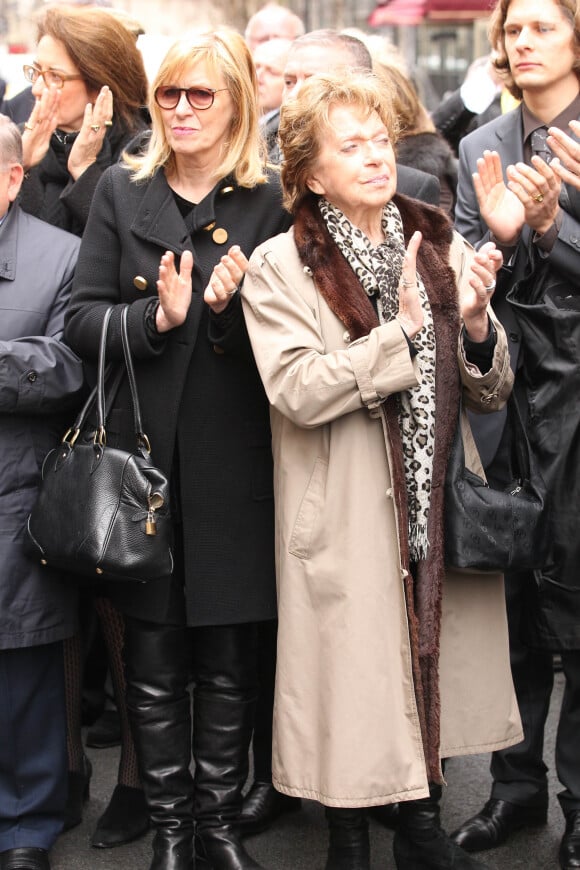 Marthe Mercandier et Chantal Ladesou aux obsèques de Rosy Varte en l'église arménienne à Paris le 19 janvier 2012.