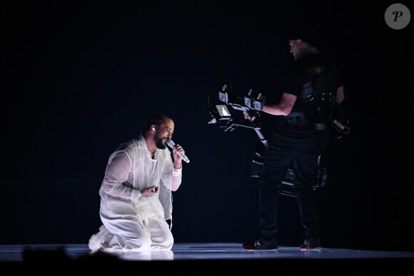 Nemo, candidat représentant la Suisse, remporte le 68ème concours Eurovision de la chanson à Malmö (Suède), avec la chanson "The Code" (591 points), le 10 mai 2024. S'ensuit le groupe croate Baby Lasagna ("Rim Tim Tagi Dim", 547 points), Alyona Alyona & Jerry Heil (Ukraine) avec leur titre "Teresa & Maria" (453 points), le Français Slimane ("Mon Amour", 445 points). Enfin la chanteuse israélienne Eden Golan, huée lors de sa prestation en finale et dont la participation a suscité la polémique, a remporté la 5ème place avec "Hurricane" (375 points). Loreen, gagnante de l'édition 2023, est venue présenter son nouveau single, "Forever" tandis qu'un hommage a été rendu au groupe Abba, 50 ans après leur victoire à l'Eurovision avec le titre "Waterloo".  Slimane representing France with the song Mon Amour during the final of the 68th edition of the Eurovision Song Contest (ESC) at Malmö Arena, in Malmö, Sweden, Saturday, May 11, 2024. 