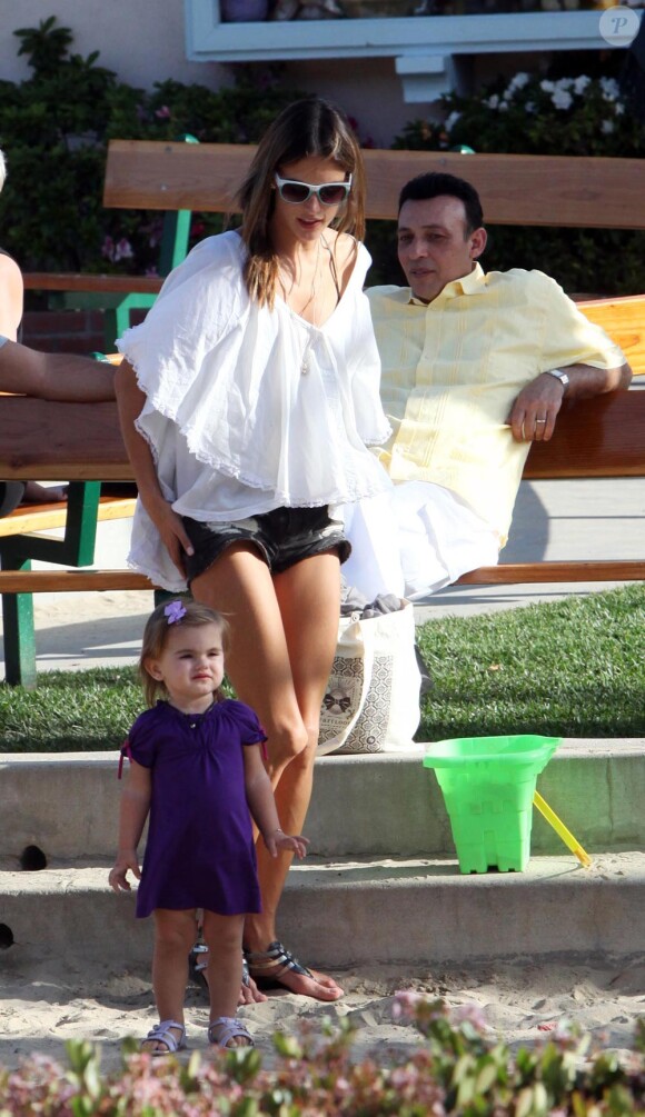Alessandra Ambrosio, Jaime Mazur et leur fille Anja à Malibu le 29 mars 2010