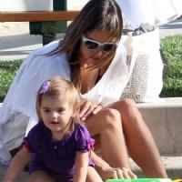 Alessandra Ambrosio : Avec son amoureux et son adorable fille, elle sort ses belles gambettes !