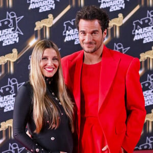 Amir Haddad est apparu sur le tapis rouge de Cannes en compagnie de sa femme, l'occasion de voir que cette dernière avait un petit ventre arrondi...
Lital Haddad et Amir Haddad assistent à la 26ème édition des NRJ Music Awards.