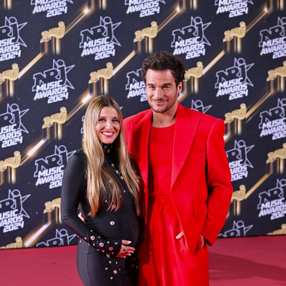 Amir Haddad est apparu sur le tapis rouge de Cannes en compagnie de sa femme, l'occasion de voir que cette dernière avait un petit ventre arrondi...
Lital Haddad et Amir Haddad assistent à la 26ème édition des NRJ Music Awards.