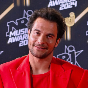 Le chanteur va en effet être papa pour la troisième fois, et ce n'est pas la seule surprise de la soirée...
Amir Haddad assiste à la 26e édition des NRJ Music Awards le 01 novembre 2024 à Cannes, France.