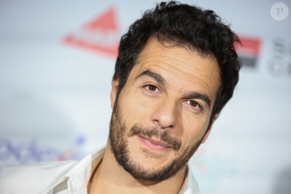 Amir Haddad assiste au trophée APAJH 2022 au Carrousel du Louvre le 21 novembre 2022 à Paris, France.