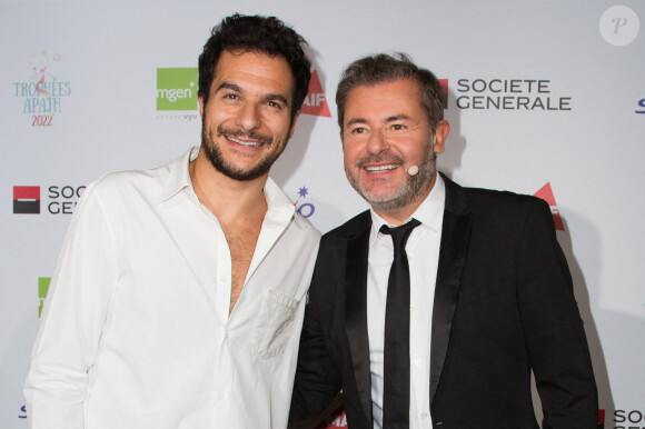 Amir Haddad, Jerome Anthony assistent au trophée APAJH 2022 au Carrousel du Louvre le 21 novembre 2022 à Paris, France.