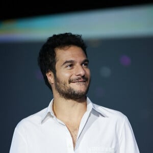 Amir Haddad assiste au trophée APAJH 2022 au Carrousel du Louvre le 21 novembre 2022 à Paris, France.