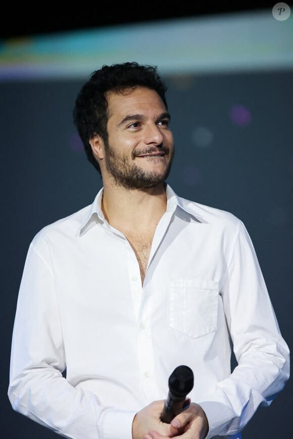 Amir Haddad assiste au trophée APAJH 2022 au Carrousel du Louvre le 21 novembre 2022 à Paris, France.