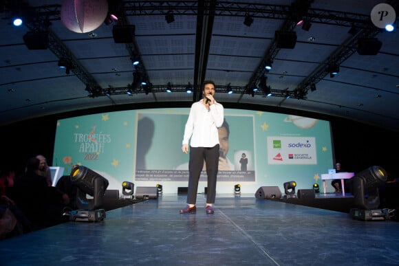 Amir Haddad assiste au trophée APAJH 2022 au Carrousel du Louvre le 21 novembre 2022 à Paris, France.