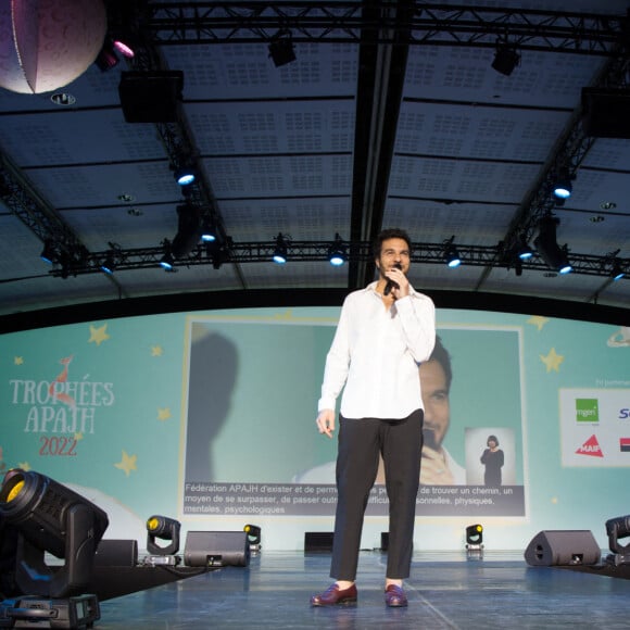 Amir Haddad assiste au trophée APAJH 2022 au Carrousel du Louvre le 21 novembre 2022 à Paris, France.