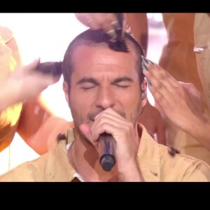 S'il s'est donné à fond, le chanteur est cette fois reparti bredouille de la cérémonie.
Capture TF1 des NRJ Music Awards