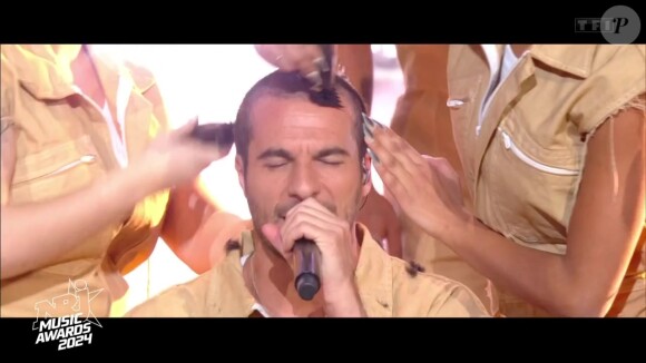 S'il s'est donné à fond, le chanteur est cette fois reparti bredouille de la cérémonie.
Capture TF1 des NRJ Music Awards