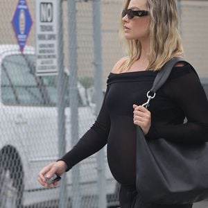 Une source a annoncé au Daily Mail qu'elle avait accouché d'un petit garçon le 17 octobre
Margot Robbie enceinte