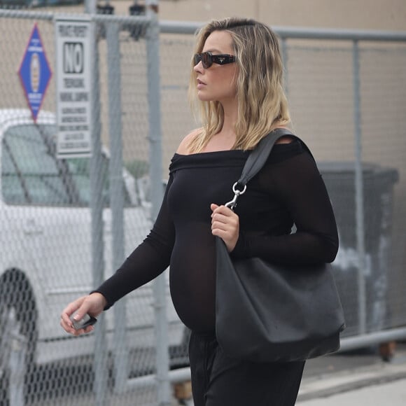 Une source a annoncé au Daily Mail qu'elle avait accouché d'un petit garçon le 17 octobre
Margot Robbie enceinte