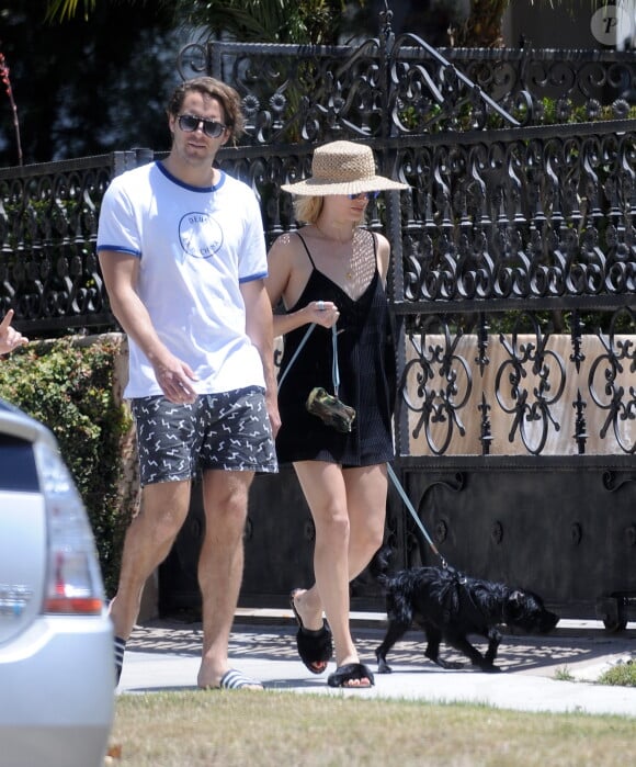 Exclusif - Margot Robbie et son mari Tom Ackerley se baladent à Los Angeles avec le chien le 24 juin 2018.