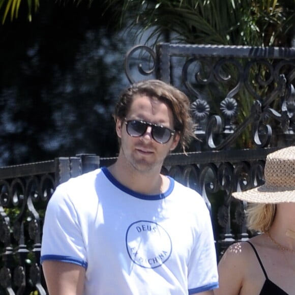 Exclusif - Margot Robbie et son mari Tom Ackerley se baladent à Los Angeles avec le chien le 24 juin 2018.