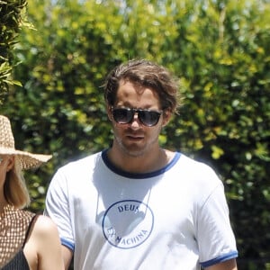 Tom Ackerley avait été photographié il y a peu près de chez eux avec un carton de couches et du vin à la main, une bonne manière de célébrer l'événement 
Exclusif - Margot Robbie et son mari Tom Ackerley se baladent à Los Angeles avec le chien le 24 juin 2018.