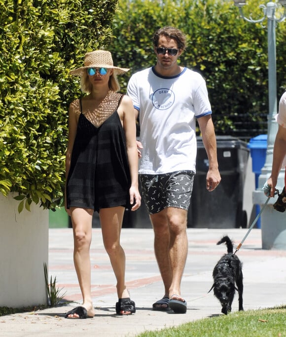 Tom Ackerley avait été photographié il y a peu près de chez eux avec un carton de couches et du vin à la main, une bonne manière de célébrer l'événement 
Exclusif - Margot Robbie et son mari Tom Ackerley se baladent à Los Angeles avec le chien le 24 juin 2018.