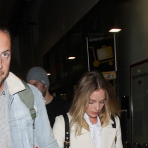 Elle et son mari Tom Ackerley sont sans doute aux anges 
Robbie Margot et son mari Tom Ackerley arrivent à l'aéroport de Los Angeles (LAX), le 26 avril 2017. 