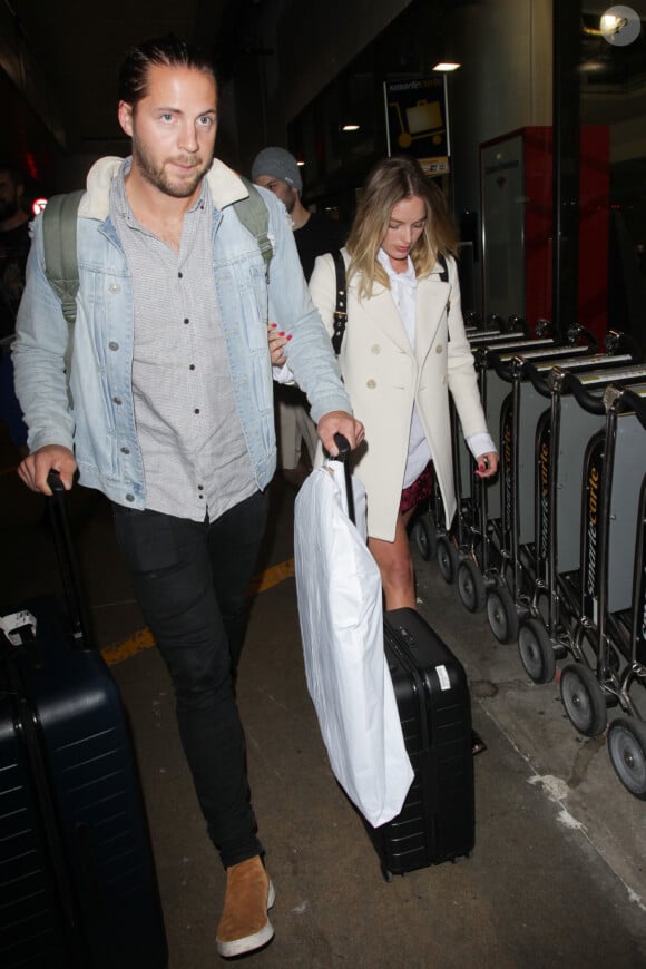 Elle et son mari Tom Ackerley sont sans doute aux anges 
Robbie Margot et son mari Tom Ackerley arrivent à l'aéroport de Los Angeles (LAX), le 26 avril 2017. 