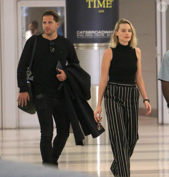 Exclusif - Margot Robbie et son mari Tom Ackerley arrivent à l'aéroport JFK de New York le 8 octobre 2017  Margot Robbie and husband Tom Ackerley touch down at JFK Airport in New York. It has been reported that the 27-year-old actress considering starring in an upcoming film surrounding the life and legacy of Playboy founder Hugh Hefner in New York on october 8, 2017. 