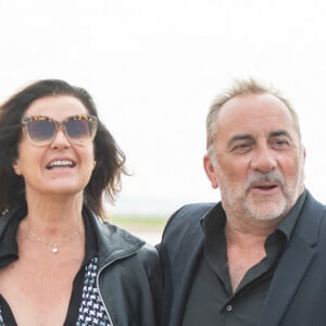 Antoine Dulery et Pascale Pouzadoux assistent à un photocall dans le cadre du 37e Festival du film de Cabourg à Cabourg, France, le 17 juin 2023. Photo par Aurore Marechal/ABACAPRESS.COM