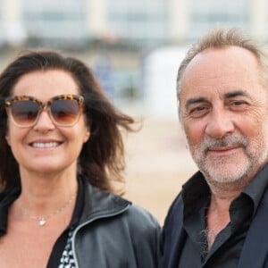 Antoine Dulery et Pascale Pouzadoux assistent à un photocall dans le cadre du 37e Festival du film de Cabourg à Cabourg, France, le 17 juin 2023. Photo par Aurore Marechal/ABACAPRESS.COM