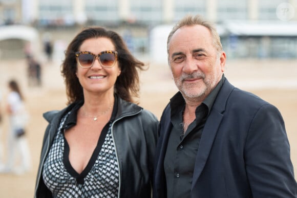 Antoine Dulery et Pascale Pouzadoux assistent à un photocall dans le cadre du 37e Festival du film de Cabourg à Cabourg, France, le 17 juin 2023. Photo par Aurore Marechal/ABACAPRESS.COM