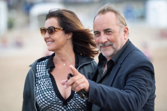 Antoine Dulery et Pascale Pouzadoux assistent à un photocall dans le cadre du 37e Festival du film de Cabourg à Cabourg, France, le 17 juin 2023. Photo par Aurore Marechal/ABACAPRESS.COM