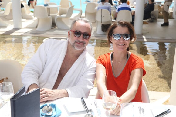 Grâce à ses talents d'imitateur, il invite dans leur vie une foule de personnages...Antoine Dulery et Pascale Pouzadoux participe a l'Escapade des Stars' au Radisson Blu a Djerba, Tunisie le 08 Avril 2018. Photo by Jerome Domine/ABACAPRESS.COM