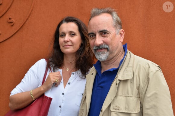 Antoine Dulery et sa femme Pascale Pouzadoux posant au Village pendant les Internationaux de France de Tennis à Roland-Garros à Paris, France, le 2 juin 2015. Photo par Nicolas Briquet/ABACAPRESS.COM