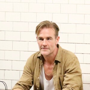 Exclusif - James Van Der Beek et son fils font du shopping dans les rues de New York. Le 11 septembre 2023 