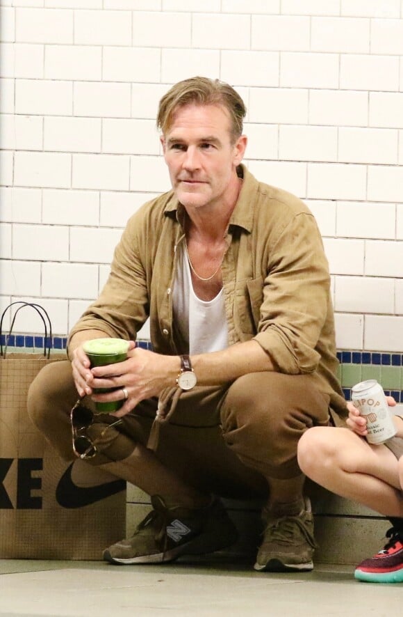 Exclusif - James Van Der Beek et son fils font du shopping dans les rues de New York. Le 11 septembre 2023 