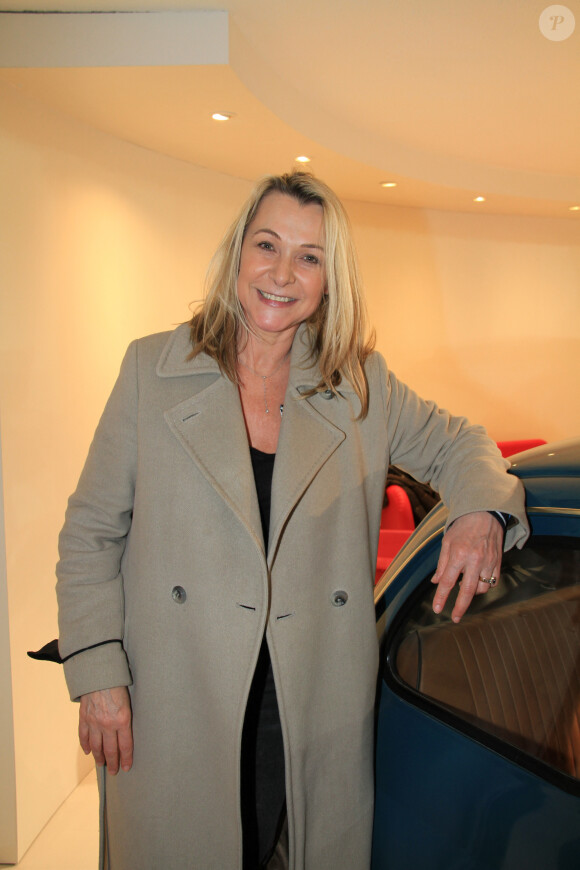 Annick Dumont - Les célébrités fêtent la sortie du livre de René Metge ("Pilote de 7 à 77 ans") chez "Arc de Triomphe Autos" à Paris, le 24 février 2022. Le pilote est notamment réputé pour avoir remporté trois fois le Rallye Dakar. 