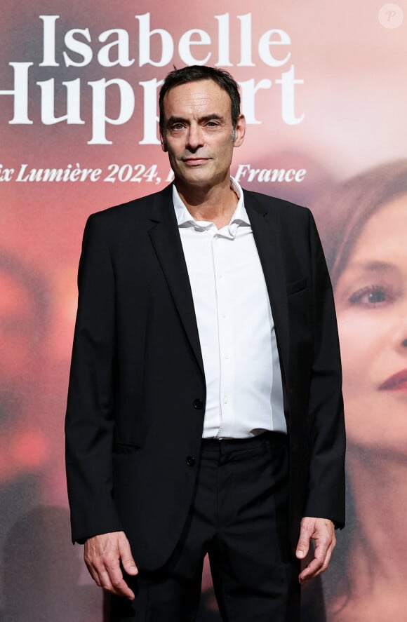 Anthony Delon au photocall de la cérémonie de remise du prix lumière de la 16ème édition du Festival Lumière à l'Amphithéâtre - Centre de Congrès à Lyon, France, le 18 octobre 2024. © Dominique Jacovides/Bestimage