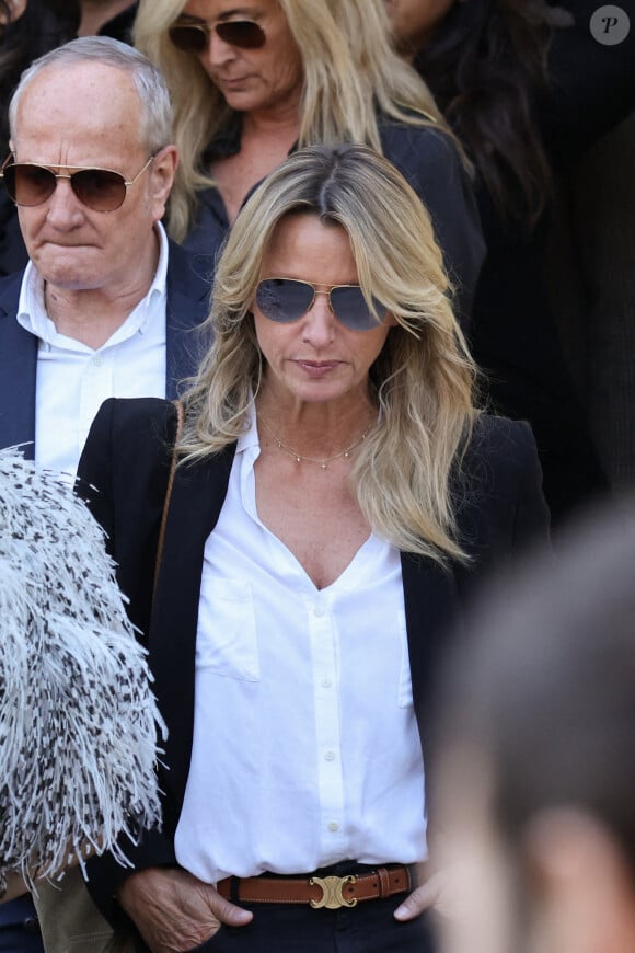 Sarah Lavoine (Poniatowski) - Sorties des obsèques de la chanteuse Régine au Crematorium du cimetière du Père-Lachaise à Paris. Le 9 mai 2022 © Jacovides-Moreau / Bestimage 