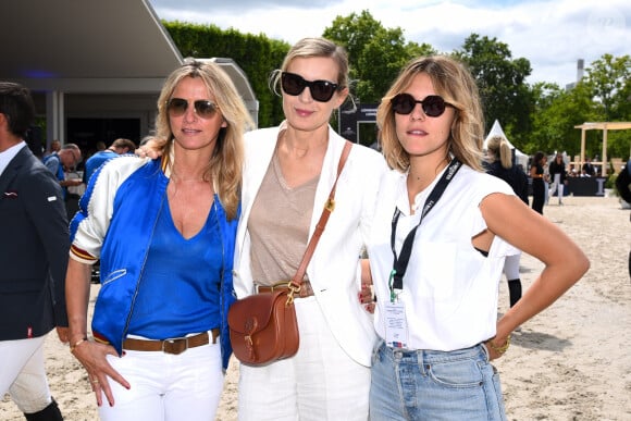 Sarah Poniatowski, Mélita Toscan du Plantier et Yasmine Lavoine - Reconnaissance des invités people du prix Saint Laurent Eiffel Challenge lors du "Longines Paris Eiffel Jumping" au Champ de Mars à Paris le 26 juin 2022 © Gorassini / Perusseau / Tribeca / Bestimage 