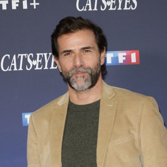 Grégory Fitoussi fait son arrivée dans une toute nouvelle série de TF1.
Gregory Fitoussi - Avant-première de la nouvelle fiction de TF1 "Cat's Eyes" à la Seine Musicale à Paris. © Coadic Guirec/Bestimage