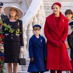 La princesse Gabriella, la princesse Charlene, le prince Jacques de Monaco, la princesse Caroline de Hanovre et la princesse Stéphanie de Monaco - La famille princière monégasque dans la cour d'honneur du palais lors de la la fête nationale à Monaco, le 19 novembre 2023. © Olivier Huitel / Pool Monaco / Bestimage 