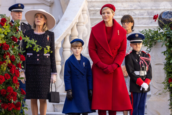 La princesse Gabriella, la princesse Charlene, le prince Jacques de Monaco, la princesse Caroline de Hanovre et la princesse Stéphanie de Monaco - La famille princière monégasque dans la cour d'honneur du palais lors de la la fête nationale à Monaco, le 19 novembre 2023. © Olivier Huitel / Pool Monaco / Bestimage 