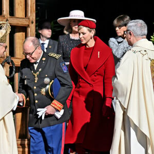 Après avoir directement aidé les populations touchées, le Rocher avait alloué une enveloppe de 3 millions d'euros, grâce à une convention signée en 2021 avec la Fondation du Patrimoine, pour soutenir cette mission de sauvegarde.
Le prince Albert II et la princesse Charlene de Monaco, la princesse Caroline de Hanovre et la princesse de Stéphanie de Monaco - La famille princière de Monaco à la sortie de la cathédrale Notre-Dame Immaculée pour la messe solennelle d'action de grâce et un Te Deum, à l'occasion de la Fête Nationale de Monaco. Le 19 novembre 2023 © Dominique Jacovides-Bruno Bebert / Bestimage 