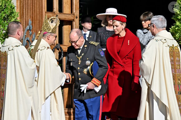 Après avoir directement aidé les populations touchées, le Rocher avait alloué une enveloppe de 3 millions d'euros, grâce à une convention signée en 2021 avec la Fondation du Patrimoine, pour soutenir cette mission de sauvegarde.
Le prince Albert II et la princesse Charlene de Monaco, la princesse Caroline de Hanovre et la princesse de Stéphanie de Monaco - La famille princière de Monaco à la sortie de la cathédrale Notre-Dame Immaculée pour la messe solennelle d'action de grâce et un Te Deum, à l'occasion de la Fête Nationale de Monaco. Le 19 novembre 2023 © Dominique Jacovides-Bruno Bebert / Bestimage 