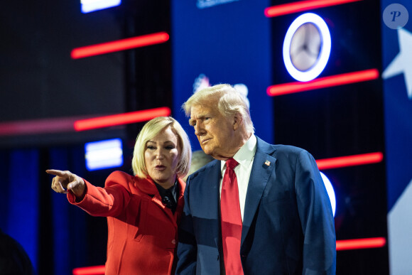 Donald Trump, candidat du Parti républicain à la présidence des États-Unis en 2024, est rejoint sur scène par son pasteur Paula Michelle White-Cain à Marietta, en Géorgie le lundi 28 octobre 2024