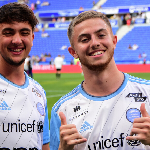 Youtubeur Inoxtag et Michou lors du match de football caritatif entre l'OL Légendes et la team Unicef au Groupama Stadium à Lyon en faveur des enfants d'Ukraine et pour célébrer les 20 ans du premier titre de Champion de France de l Olympique Lyonnais le 10 mai 2022. © Romain Doucelin / Bestimage 